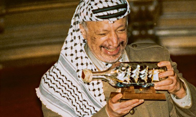 Yassir Arafat nimmt im Hamburger Rathaus ein Buddelschiff entgegen, das traditionelle Geschenk des Übersee-Clubs