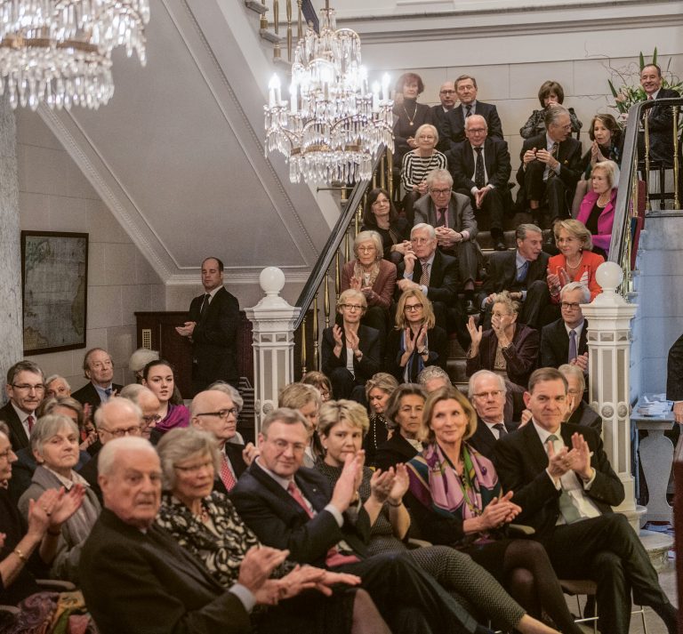 Höchst begehrter Platz bei den gut besuchten Vorträgen: die Treppe